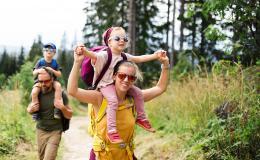 Rodzina latem w lesie