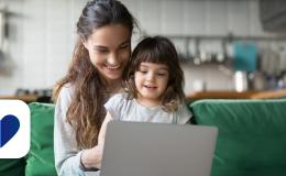 matka z dziecko przed komputerem