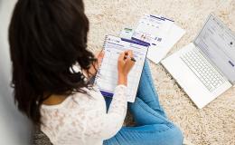 Kobieta pisze w dzienniczku żywieniowym