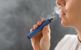 kobieta pali e-papierosa