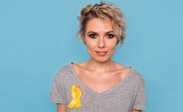 kobieta z żółtą wstążeczką