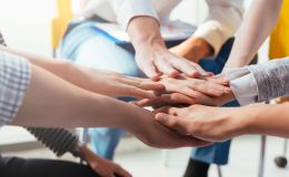 dłonie ludzi jedna na drugiej