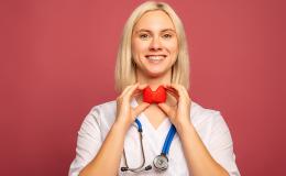 lekarka trzyma model tarczycy