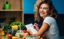 Kobieta w kuchni i warzywa