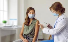 pielęgniarka szczepi nastolatkę