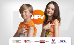 Dwoje dzieci pokazuje miejsce po szczepieniu na HPV