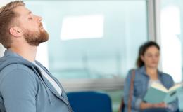 Młody mężczyzna w poczekalni 