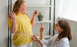 lekarka mierzy centymetrem brzuch dziewczynki