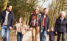 rodzina ma spacerze w lesie