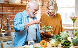 kobieta i mężczyzna w wieku senioralnym przygotowują posiłek