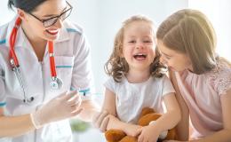 Szczepienie dziewczynki