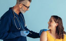 Lekarz szczepi pacjentkę