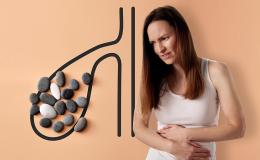 kobieta z bólem brzucha na tle rysunku woreczka żółciowego