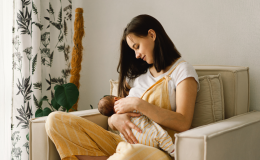 Mama karmi piersią noworodka