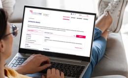 Kobieta patrzy w ekran laptopa