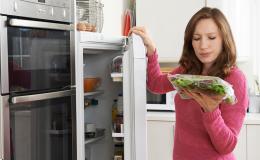 koieta ogląda jedzenie wyjęte z lodówki