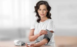 kobieta bada sobie ciśnienie