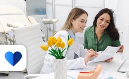 kobieta u lekarki, oglądają dokumenty medyczne