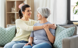 diwe kobiety siedzą na kanapie