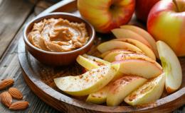 talerz z pokrojonymi jabłkami i pastą w miseczce