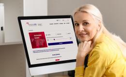 kobieta sprawdza w komputerze kalendarz badań