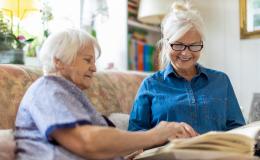 Dwie kobiety oglądają album