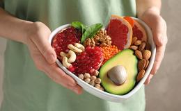 miska w kształcie serca z owocami i warzywami