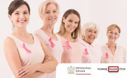 Uśmiechnięte kobiety stojące w rzędzie. Do piersi mają przypięte wstążeczki - symbol walki z rakiem piersi
