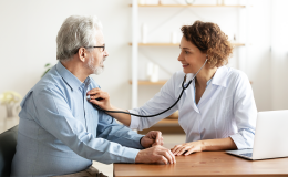 Lekarka osłuchuje serce mężczyzny