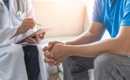 Mężczyzna rozmawia z lekarzem