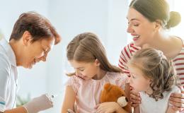 Dwie dziewczynki i mama na szczepieniu