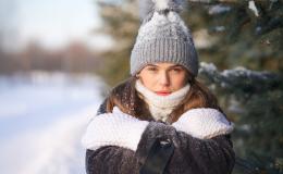 kobieta w czapce i rękawiczkach na mrozie
