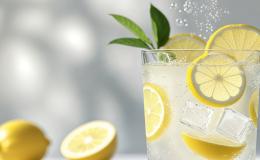 szklanka wody z cytryną