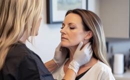 Lekarka bada szyję kobiety