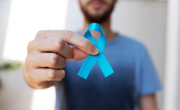 mężczyzna z niebieską wstążeczką