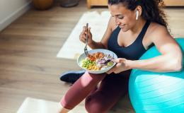 Kobieta je sałatkę