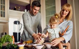 Para z córką gotuje w kuchni