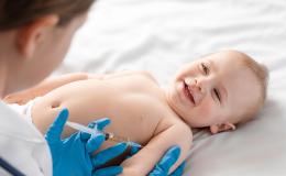 niemowlak w trakcie szczepienia