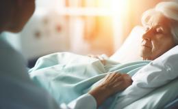 Dwie kobiety, starsza leży w łóżku