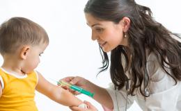Lekarka szczepi chłopca.