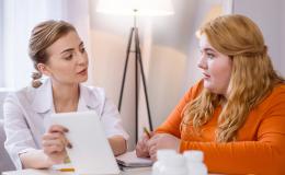 Tęga kobieta rozmawia z lekarką