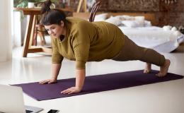 otyła kobieta robi pompki