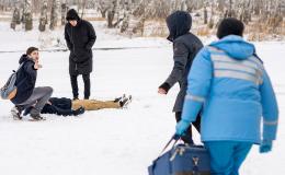 ludzie biegna po sniegu do nieprzytomnego mezczyzny