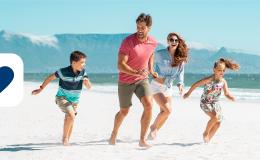 Czteroosobowa rodzina na pięknej plaży