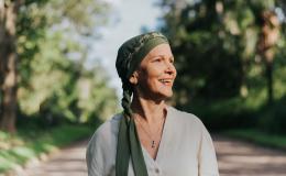 kobieta w chustce na leśnej drodze