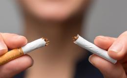 złamany papieros w dłoniach kobiety