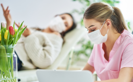 lekarka z leżącą na kozetce dziewczyną