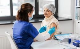 szczepienie starszej kobiety 