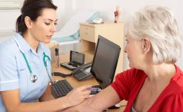 Starsza kobieta rozmawia z lekarką