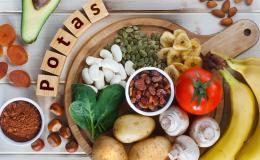 owoce i warzywa zwierające potas  na talerzu